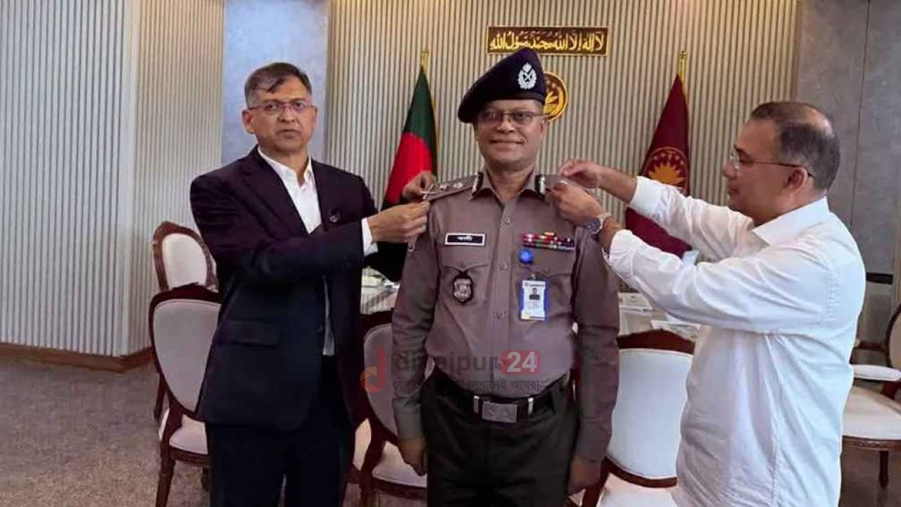 নবনিযুক্ত আইজিপিকে র‌্যাংক ব্যাজ পরালেন প্রধানমন্ত্রী