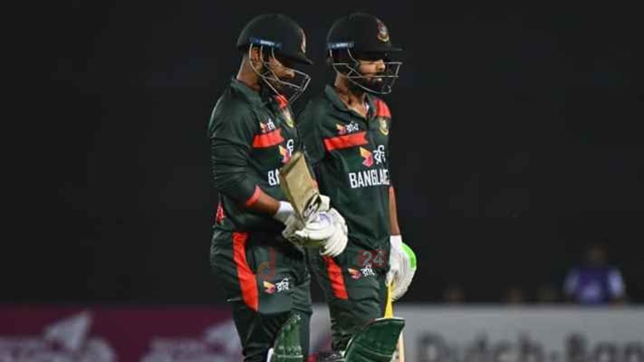 চাপে বাংলাদেশ, বজ্রসহ বৃষ্টিতে খেলা বন্ধ