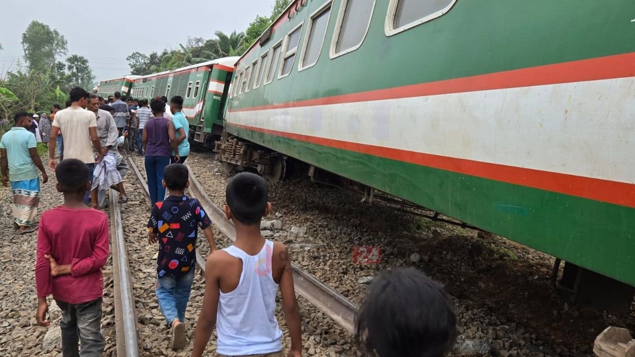 চালকের অবহেলায় ৯ বগি লাইনচ্যুত, সহকারী স্টেশন মাস্টার বরখাস্ত