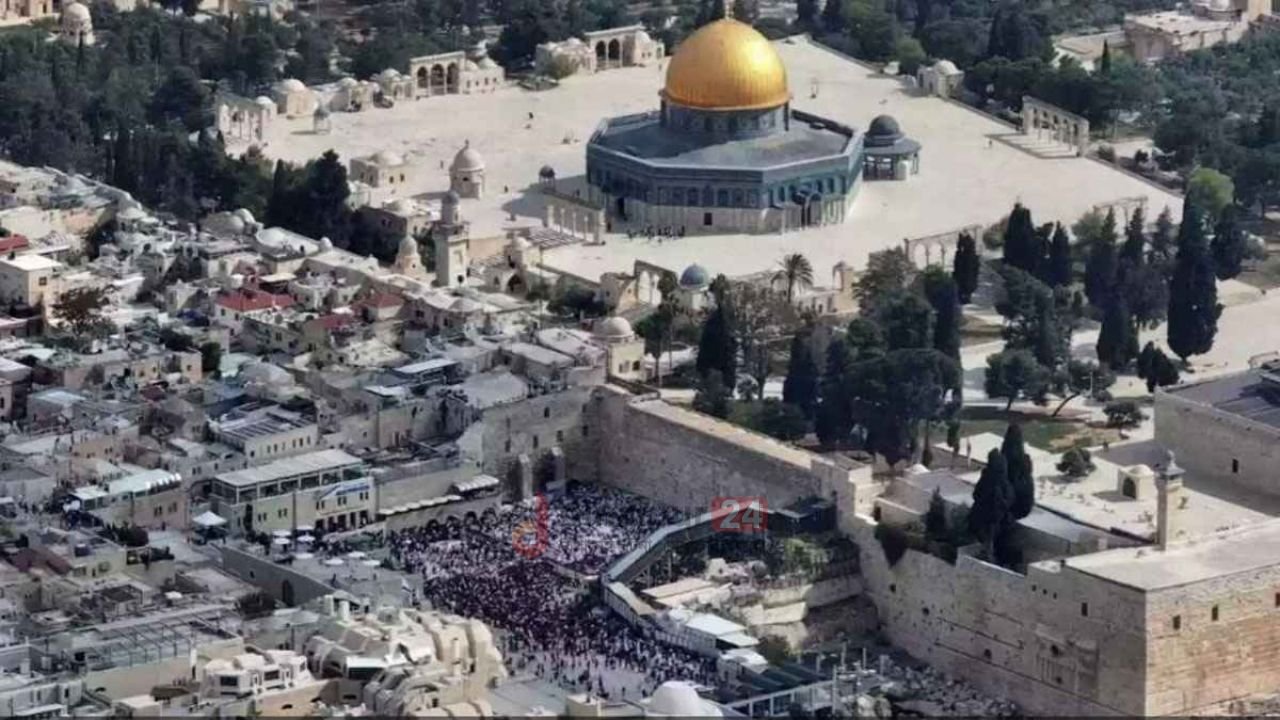 আল-আকসায় বাধা, রাস্তায় ঈদের নামাজ পড়লেন ফিলিস্তিনিরা