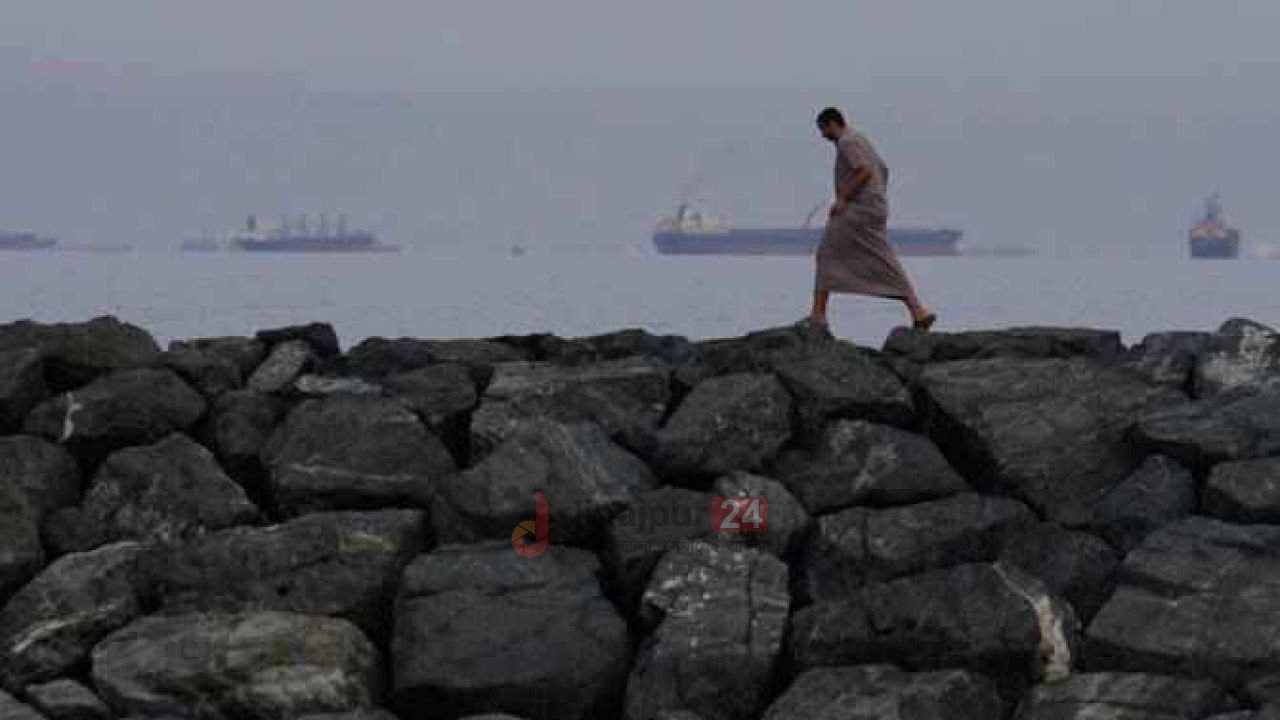 ইরানের অবরোধে উপসাগরে আটকা পড়েছে ২১৯০ জাহাজ 