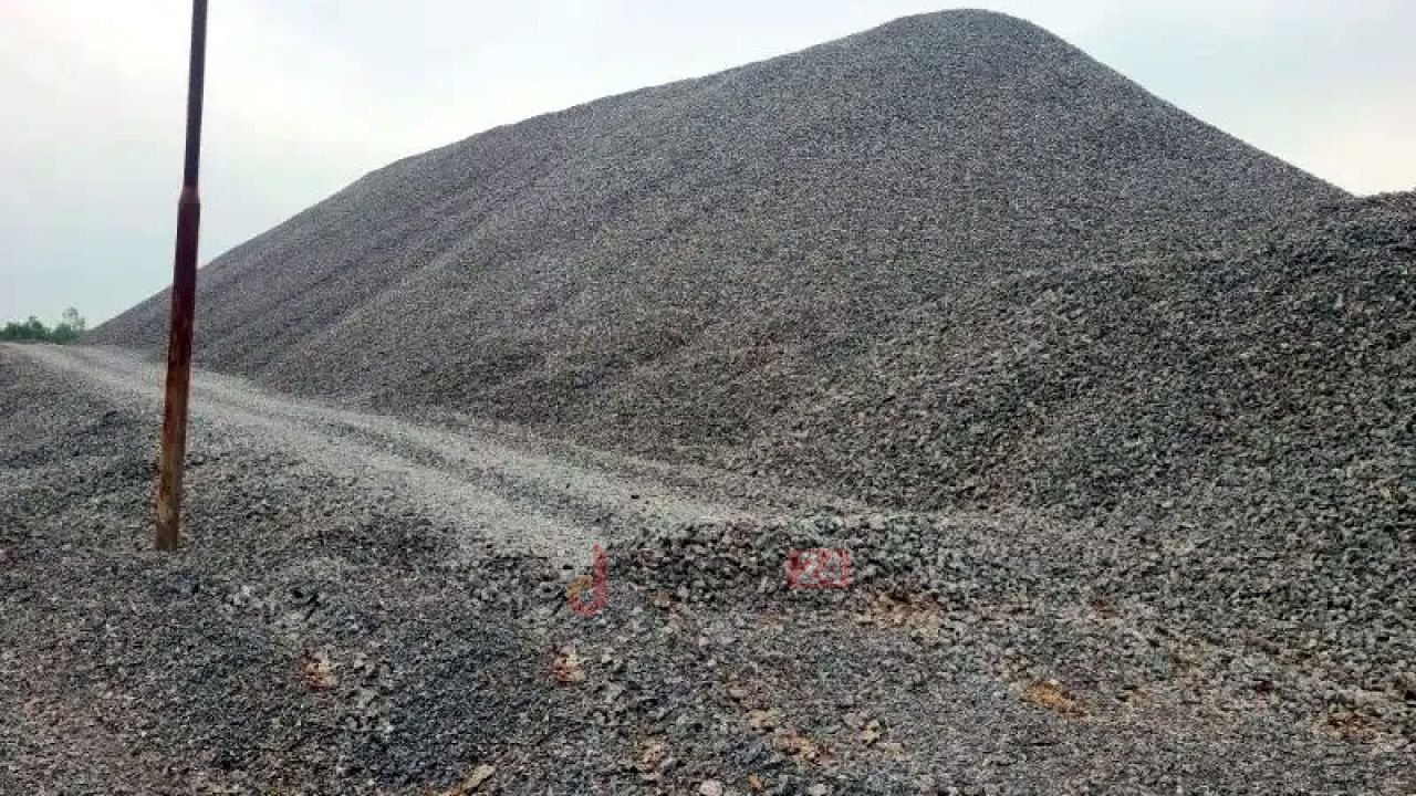 বিক্রি সংকটে মধ্যপাড়া পাথর খনি : উৎপাদন বন্ধের আশঙ্কা