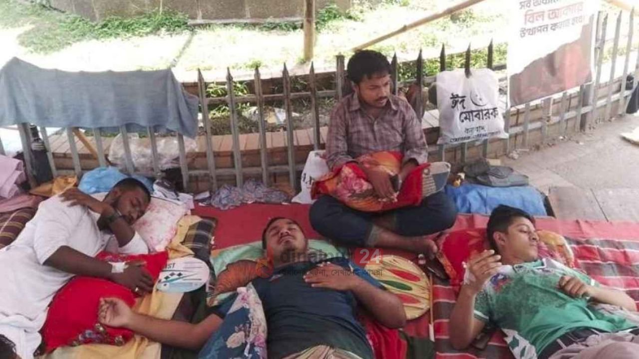 ৭২ ঘণ্টা পর অনশন ভাঙলেন শিক্ষার্থীরা, নেওয়া হয়েছে ঢামেকে