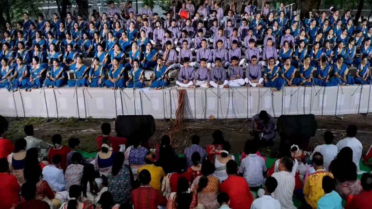 উৎসবমুখর রমনা বটমূল, গানে-আবৃত্তিতে নতুন বছরকে বরণ