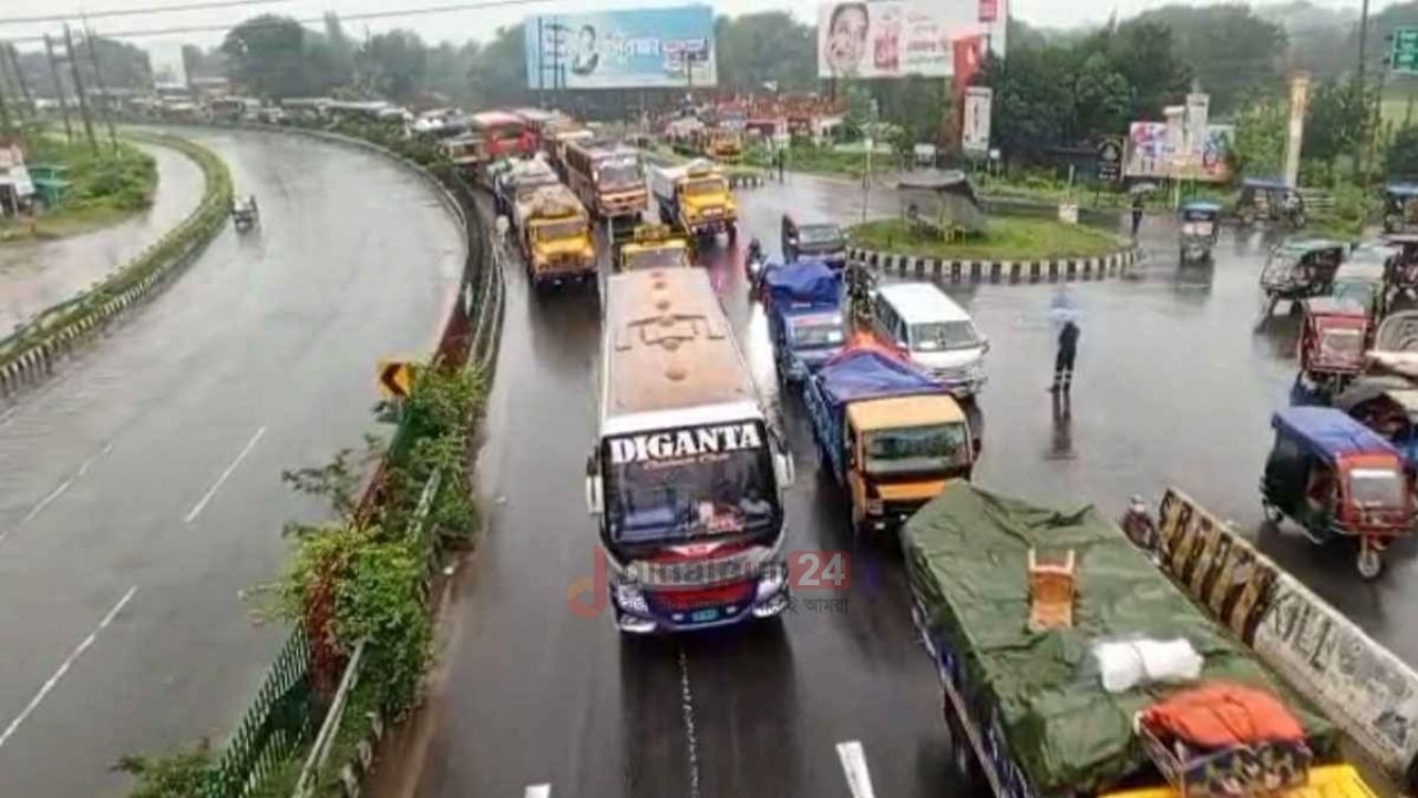 ঈদযাত্রার শেষ দিনে উত্তরের পথে জনস্রোত, বৃষ্টি-যানজটে ভোগান্তি চরমে