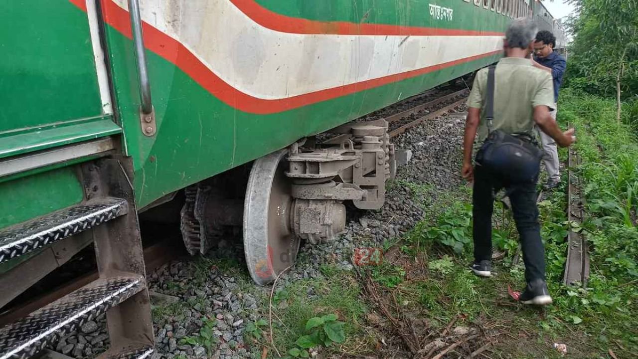 বগি লাইনচ্যুত, ঢাকার সঙ্গে উত্তরাঞ্চলের রেল যোগাযোগ বন্ধ