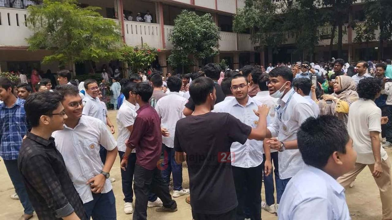 ইংরেজি ও গণিতের ‘ধাক্কায়’ পাসের হারে ধস!