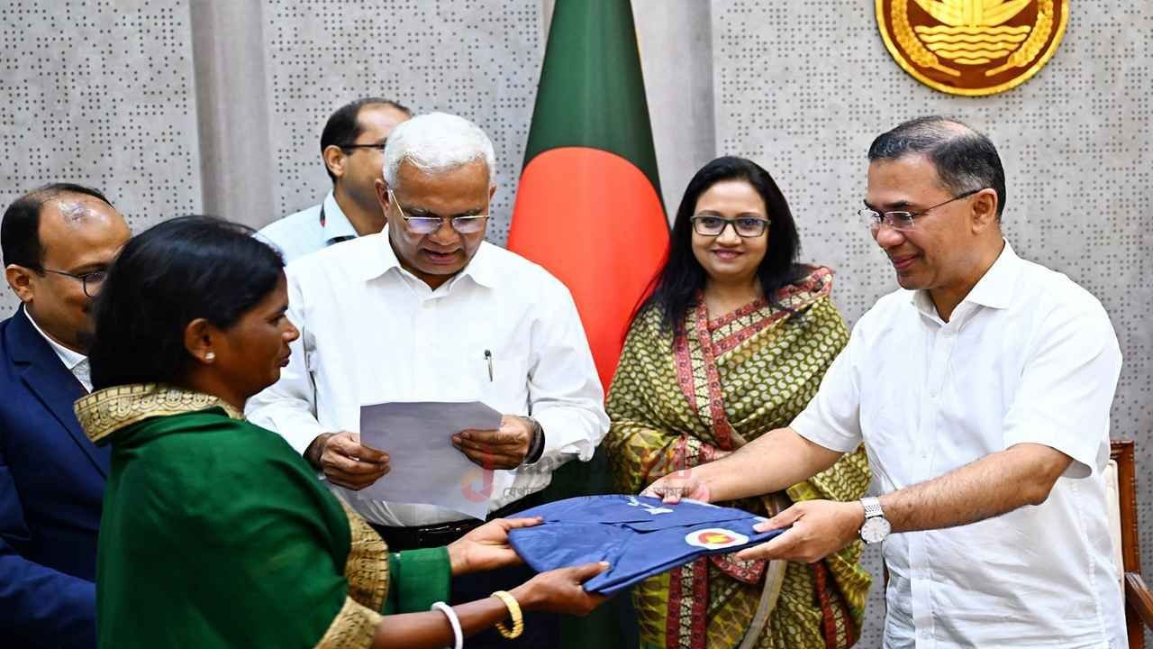 ২০ হাজার চা শ্রমিক পাচ্ছেন রেইনকোর্ট, উদ্বোধন করলেন প্রধানমন্ত্রী