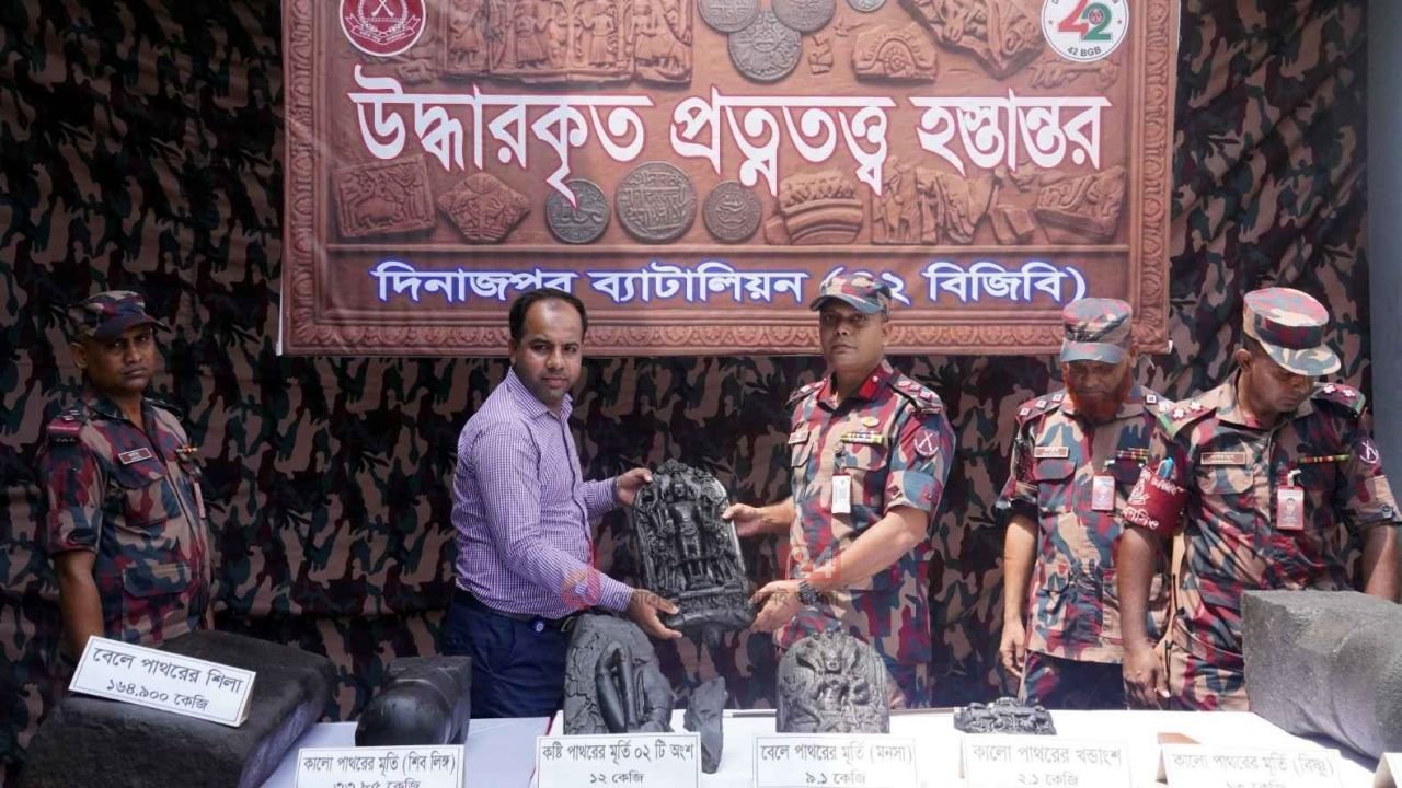 দিনাজপুর সীমান্তে উদ্ধার ৭ প্রাচীন প্রত্নসম্পদ গেল জাদুঘরে