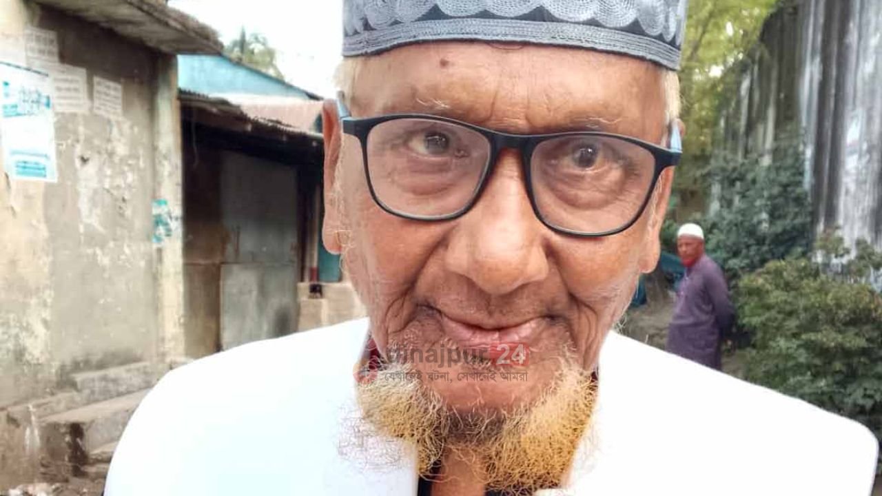 ভালবাসার টানে ১৫ বছর কবরস্থান পরিস্কার করছেন  অ্যাডভোকেট মওলা বক্স